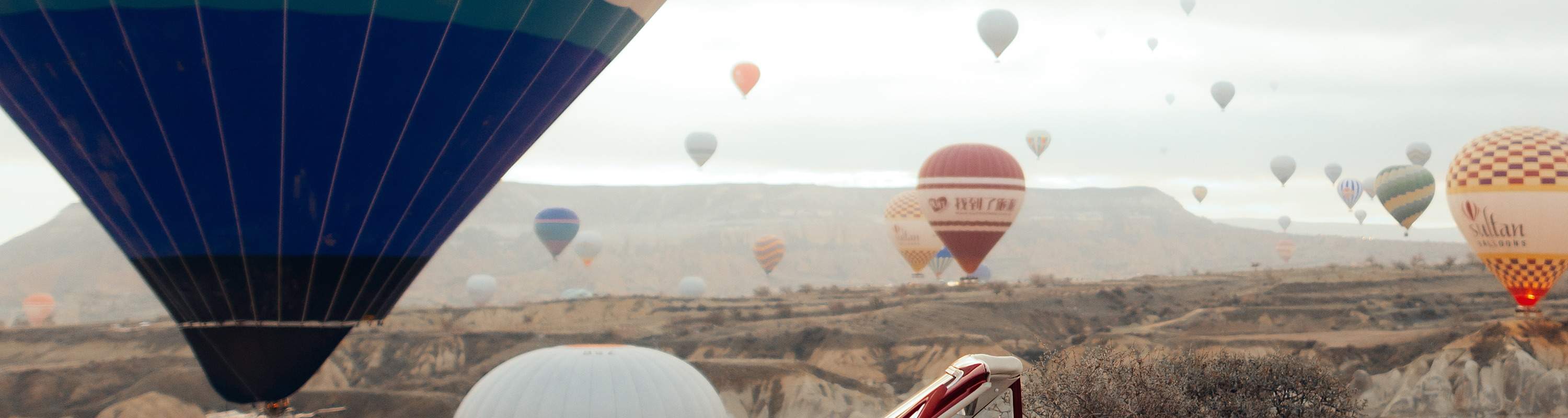 Servizio fotografico all'alba in mongolfiera con auto d'epoca in Cappadocia