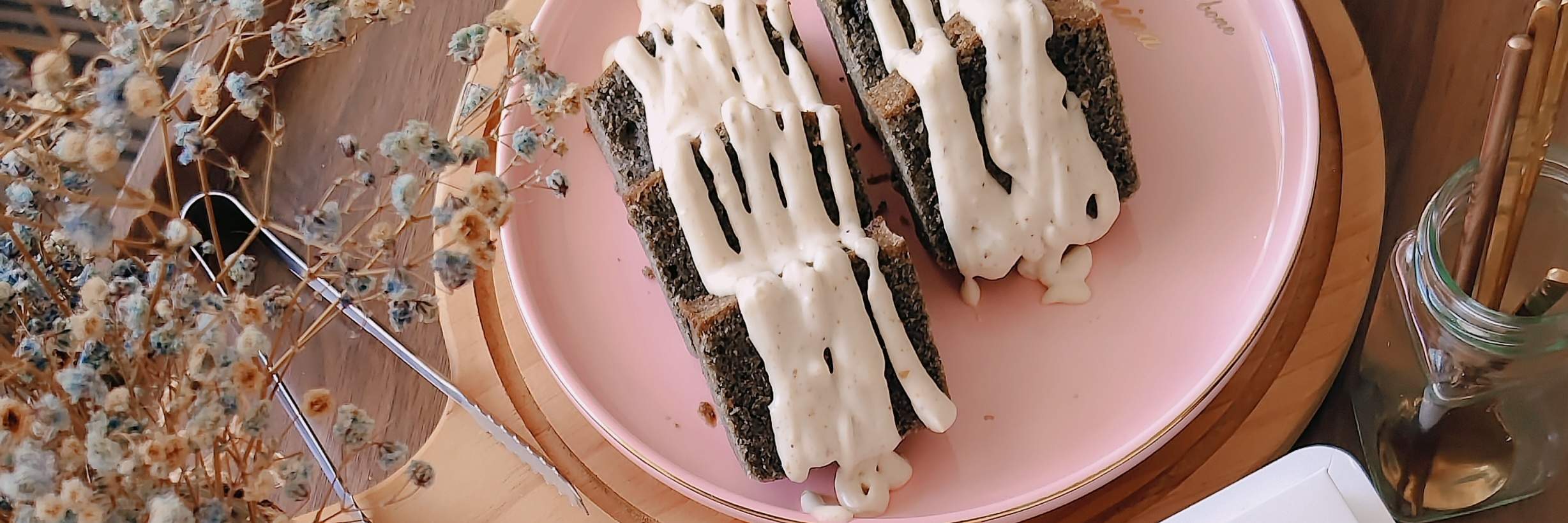 Gâteau aux pommes, rose et jaune d'œuf