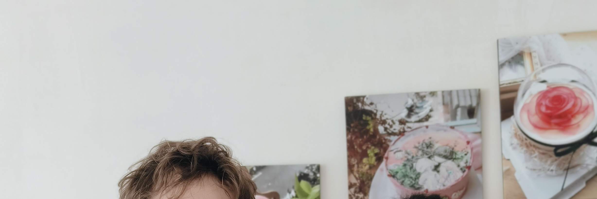 Gâteau aux pommes, rose et jaune d'œuf