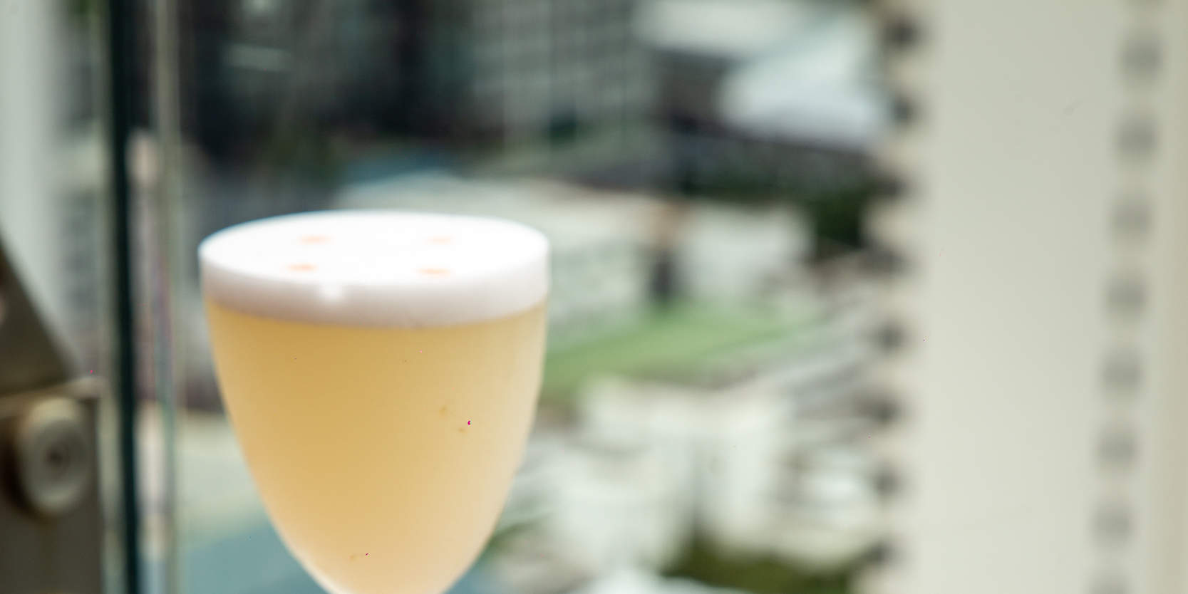 อะโบฟ อีเลฟเว่น รูฟท็อป บาร์ แอนด์ เรสเตอรองท์