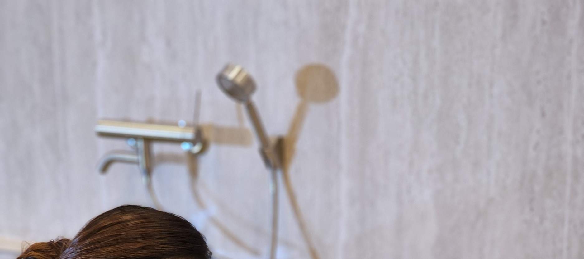 After washing away your body fatigue in a warm bath, you can enjoy a head massage.