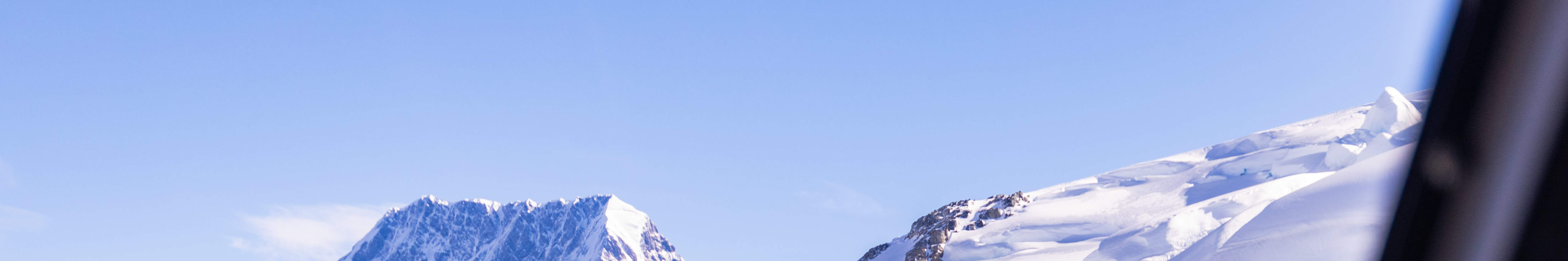 Вид на снежную вершину из вертолета