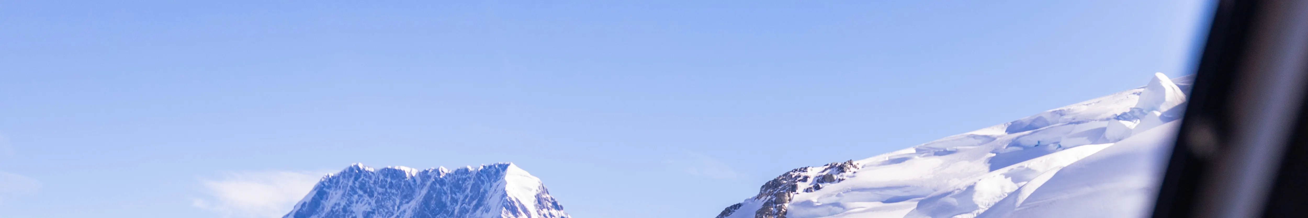 直升机内部的雪峰