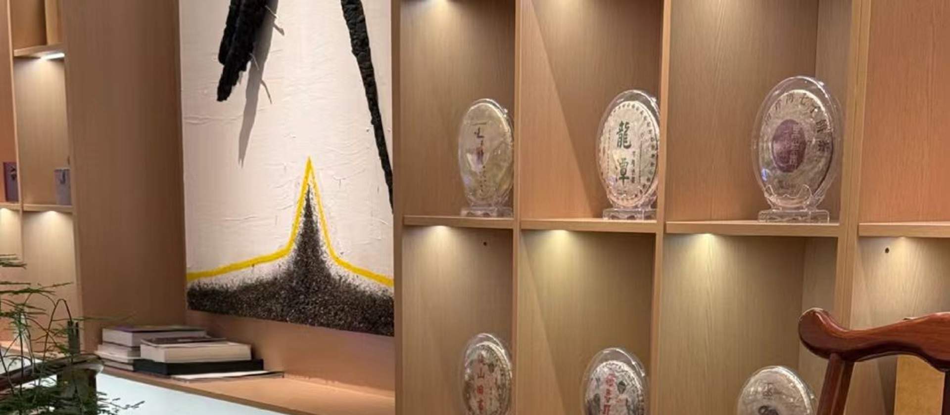 Từ sự ấm áp của một tách trà đến hương thơm mực của một bức tranh, từ kết cấu của đồ thủ công đến sự ấm áp của giao tiếp, không gian trà nghệ thuật Song sử dụng một cách tiếp cận gần gũi hàng ngày để làm cho nghệ thuật trở nên hữu hình, cảm nhận được và c