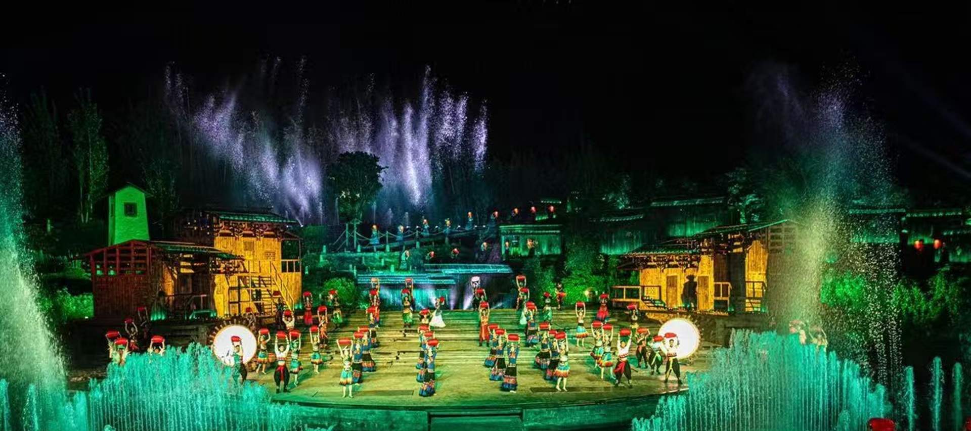 The play incorporates intangible cultural heritage items such as Bimo chanting, Duole dance, and Yi wedding customs. Most of the actors are local Yi villagers, and their songs and dances retain their original ecological charm, without any deliberate carvi