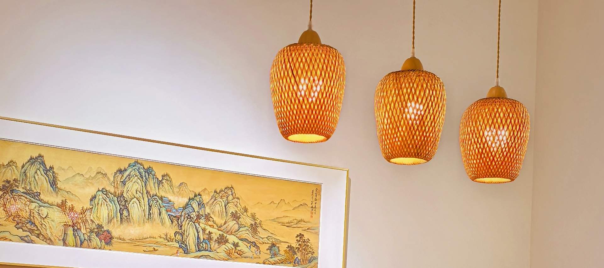 「お茶で友人を迎える」という独立した空間で、壁には芸術的な絵が飾られ、木の茶テーブルはきちんと配置され、茶器や茶菓子がすべて揃っています。