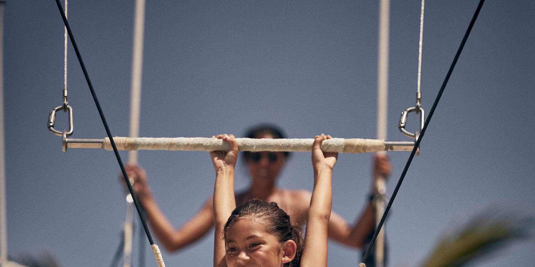 niños en trapecio volador