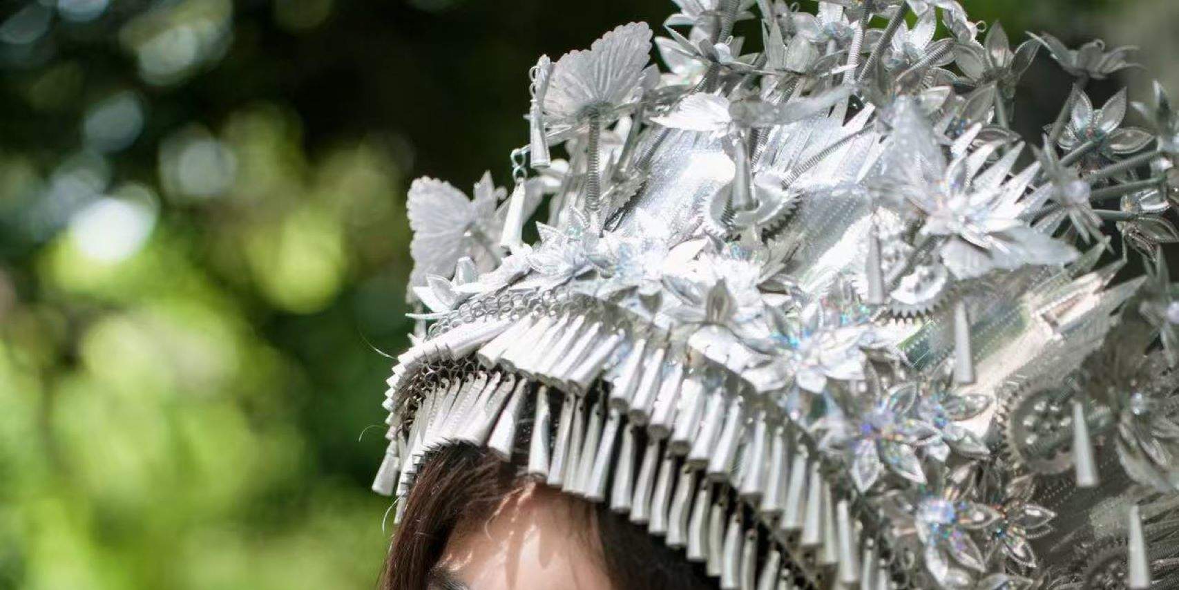 Pour satisfaire les besoins de style des différents clients, qu'ils souhaitent afficher une élégance classique ou découvrir un style ethnique unique, ils peuvent trouver les vêtements appropriés.