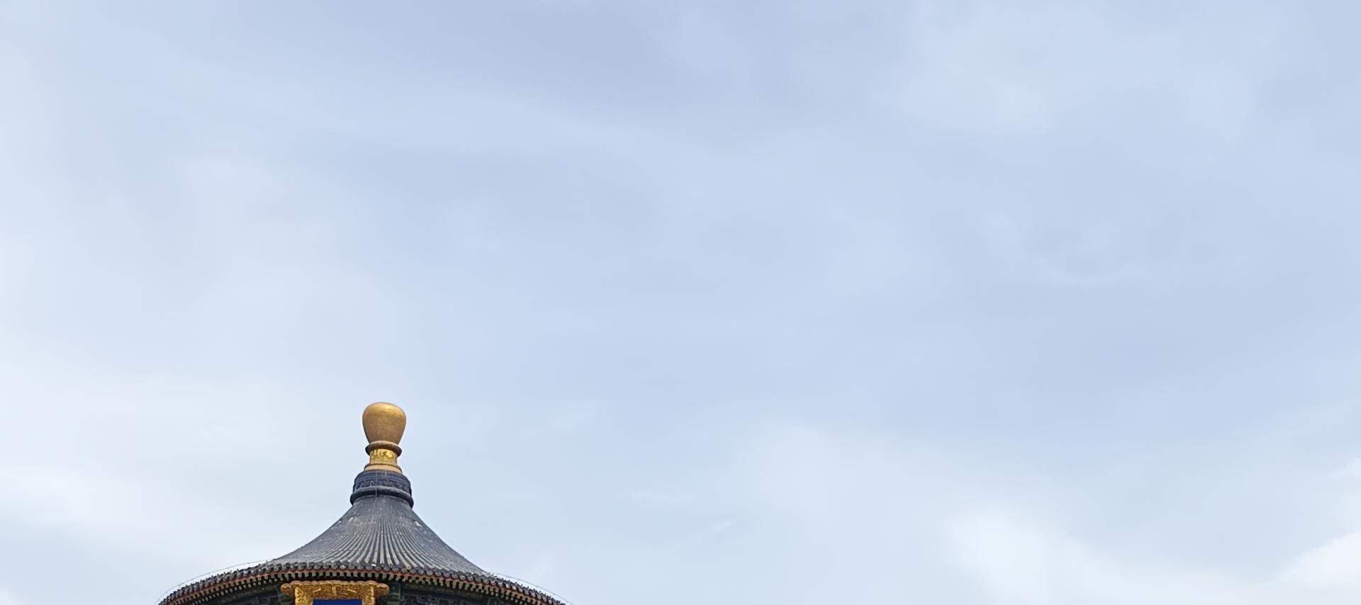 The guide leads the group to explore the Temple of Heaven – The largest imperial worship complex in China, where emperors once prayed for good harvests. Marvel at the magnificent Hall of Prayer for Good Harvests, a masterpiece of ancient Chinese architect