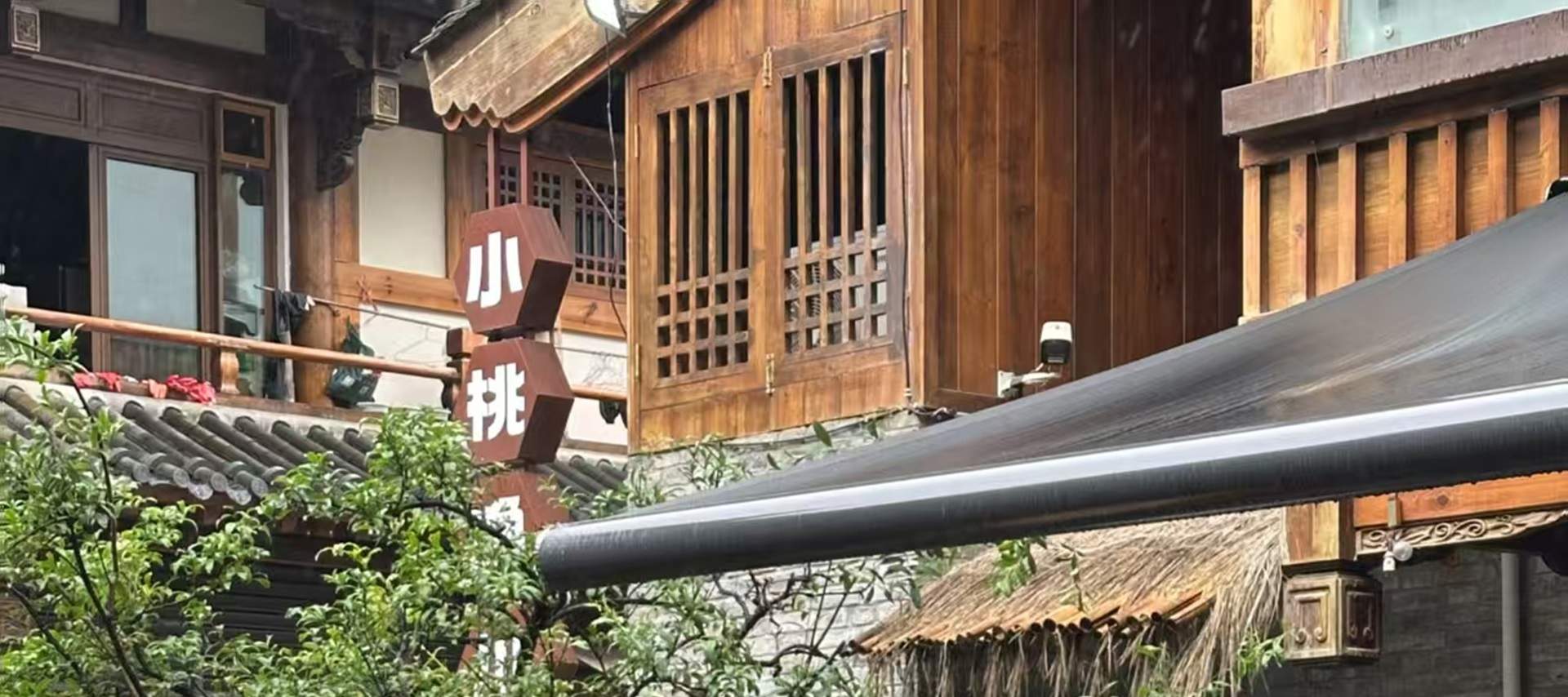 Dek observasi di lantai dua menghadap ke sebagian pemandangan jalanan, dipadukan dengan peralatan teh gaiwan, sehingga mudah untuk mengambil foto blockbuster “Kesenangan Santai Chengdu”.