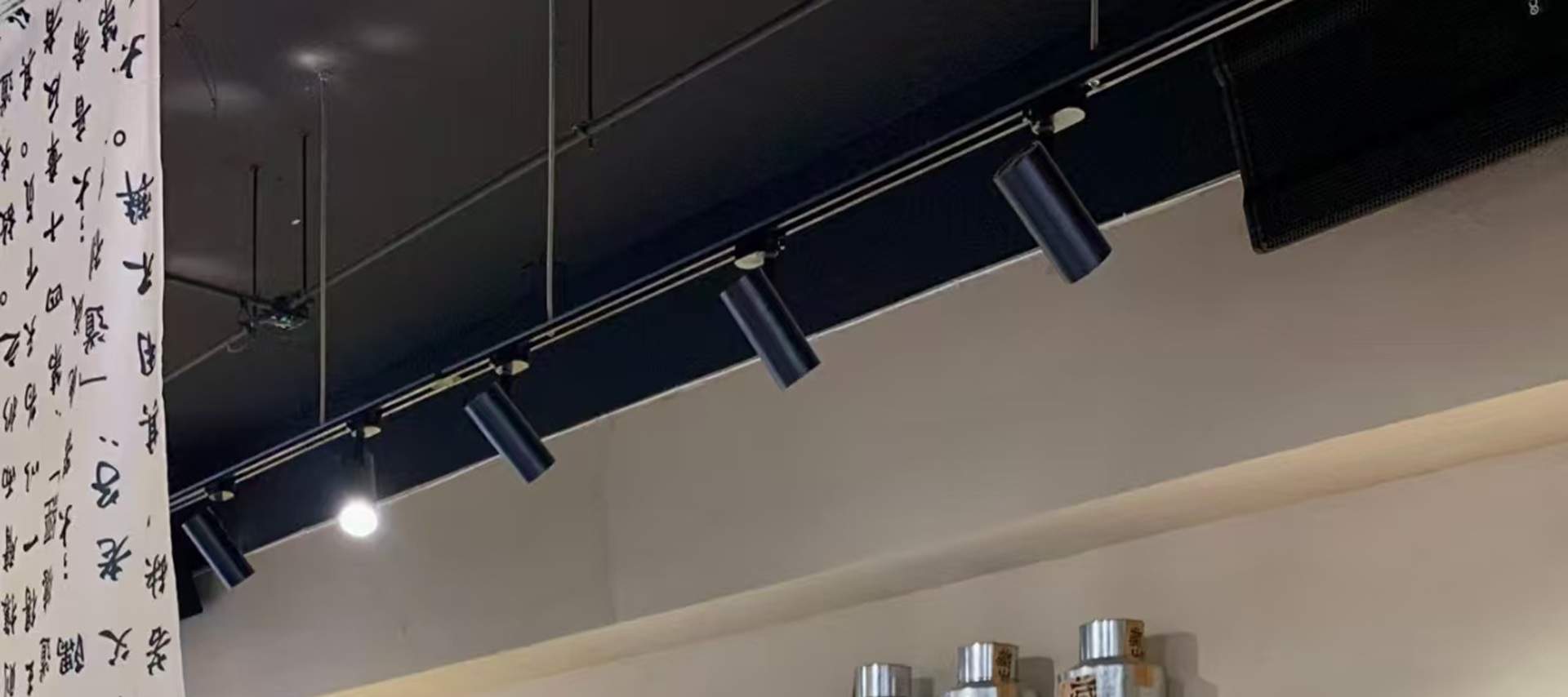 Offriamo non solo bevande al tè, ma anche una varietà di attività e servizi per consentire ai clienti di sperimentare in profondità la vita lenta e la cultura del tè di Chengdu, realizzando il concetto di 