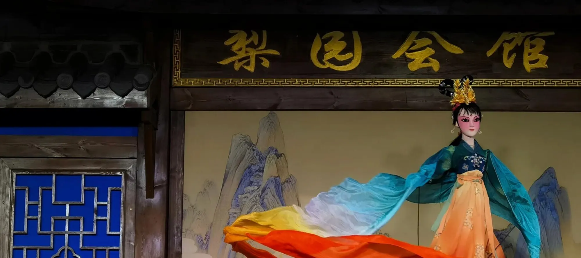 梨园好戏连台！木偶戏灵动演绎奇妙故事，抖空竹上下翻飞展绝活儿，传统技艺嗨翻全场