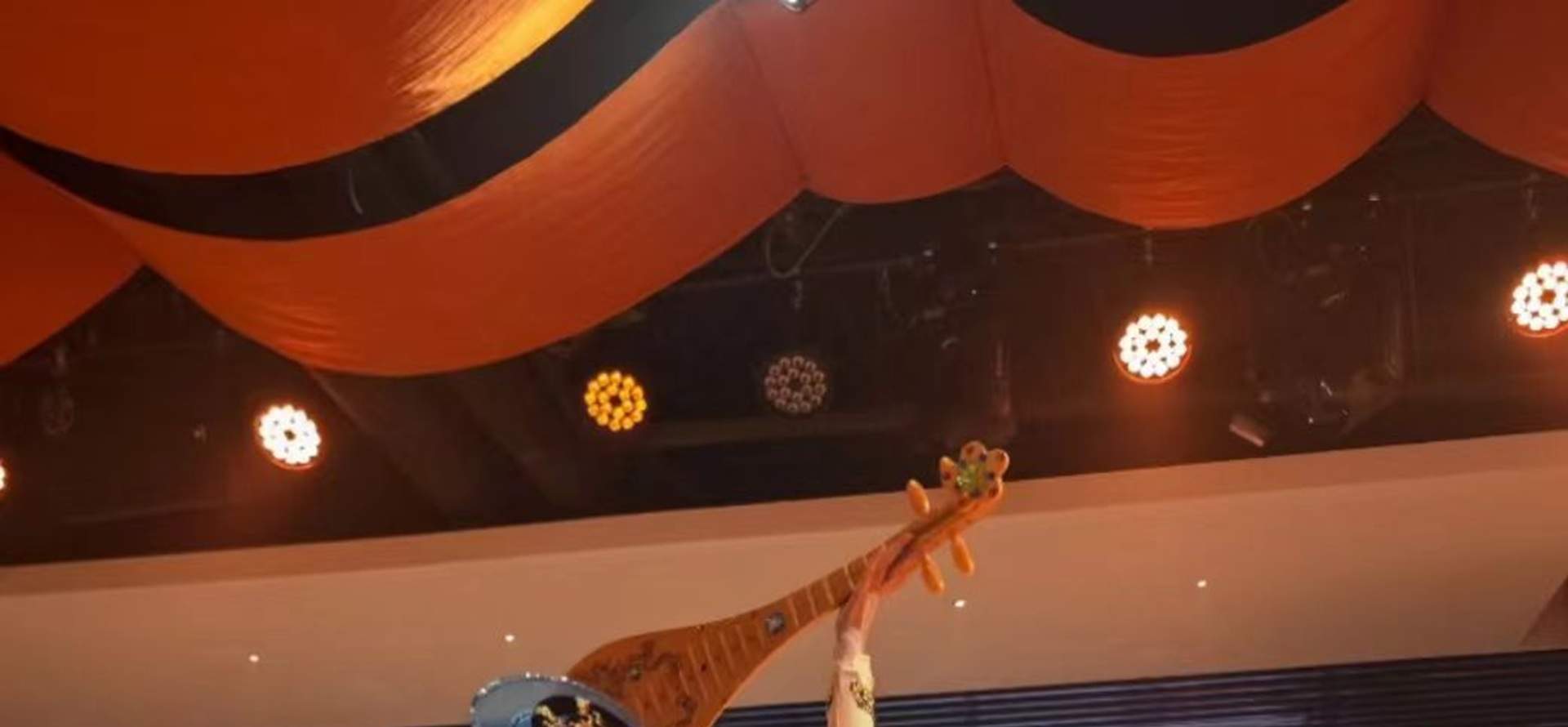 The instruments used by the musicians are all reproductions of classic Tang Dynasty instruments. Among them, the Konghou is made with reference to the Tang Dynasty Konghou shape in the Dunhuang Mogao Grottoes murals. The body of the instrument is carved w