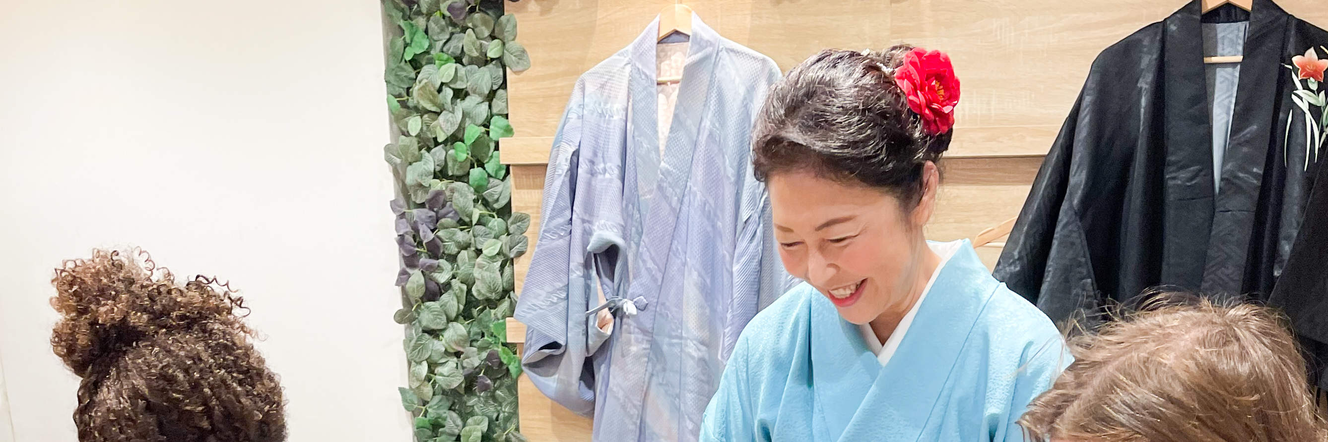 Terdapat ramai pasangan, kawan, dan pasangan yang hadir.