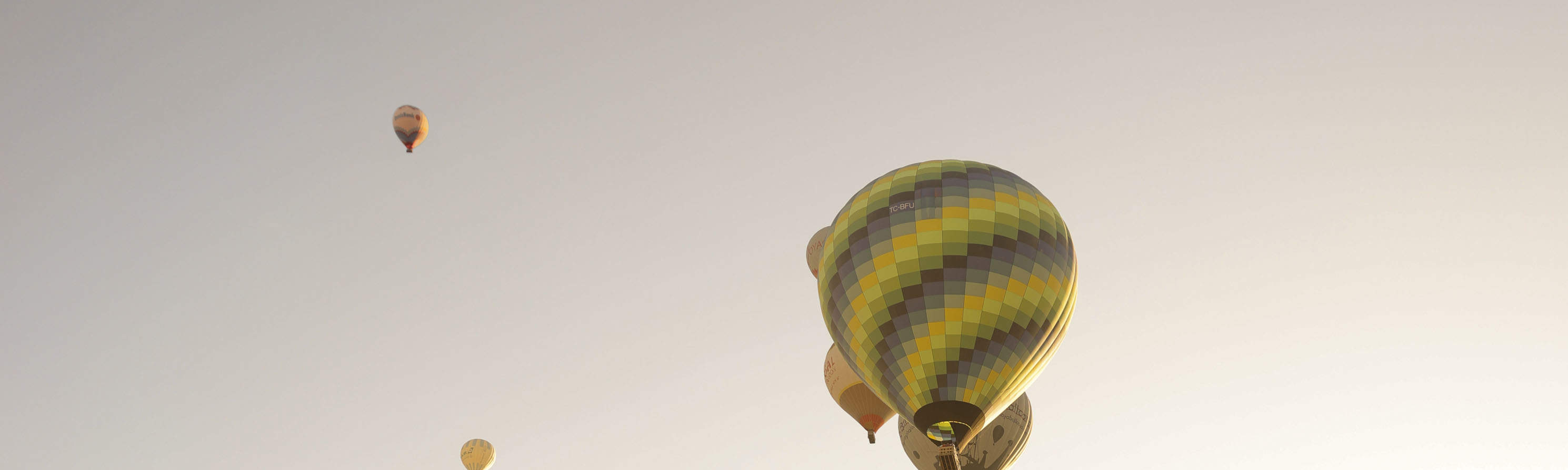 Trải Nghiệm Chụp Ảnh Riêng với Váy Tung Bay ở Cappadocia