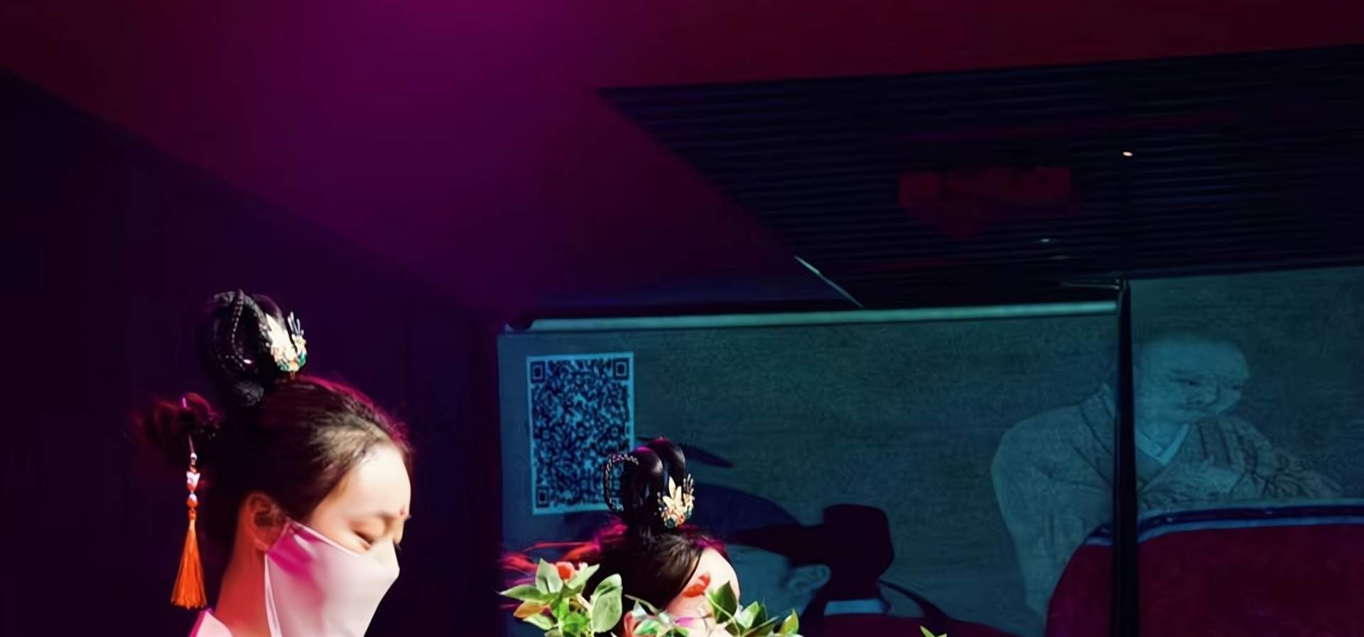 The palace maids' movements strictly followed the Tang Dynasty court etiquette, requiring them to hold the trays at shoulder height with both hands, walk slowly and steadily, and control the distance of each step to about one foot, demonstrating the etiqu