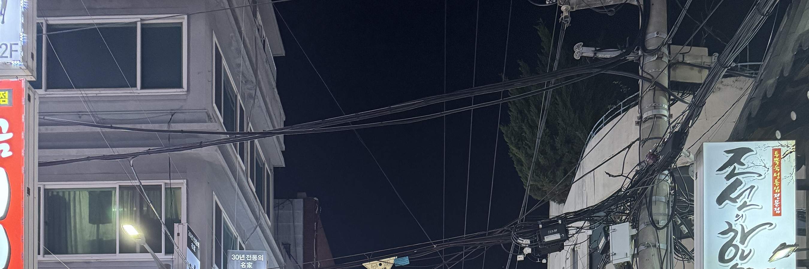 Đây không chỉ là một bữa ăn — mà còn là một trải nghiệm văn hóa gắn kết mọi người. Hãy cùng thưởng thức như người địa phương nhé!