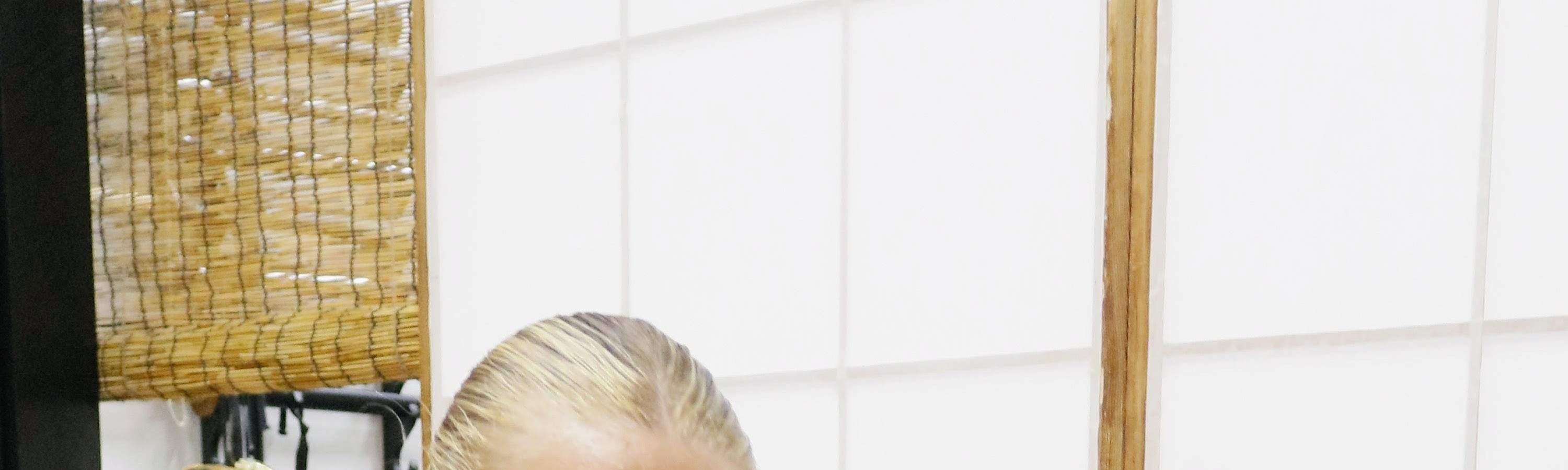 Learn Zen in a class of making Matcha Tand writing brushes in kimono