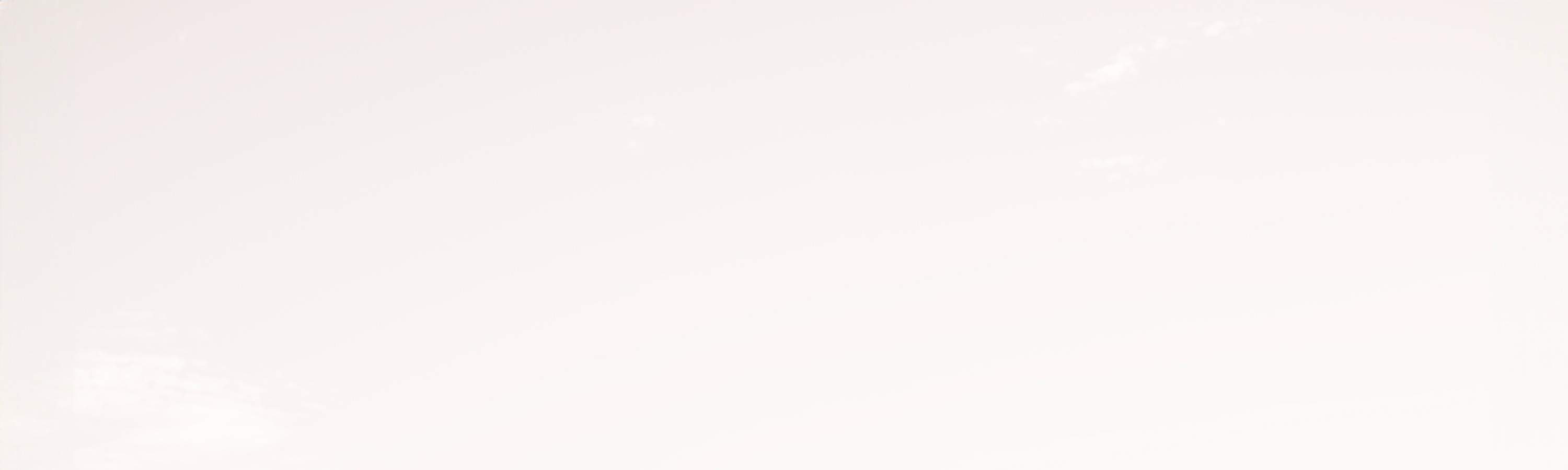 在微風吹拂的緞面與自然光影交織下，捕捉經典的時尚大片