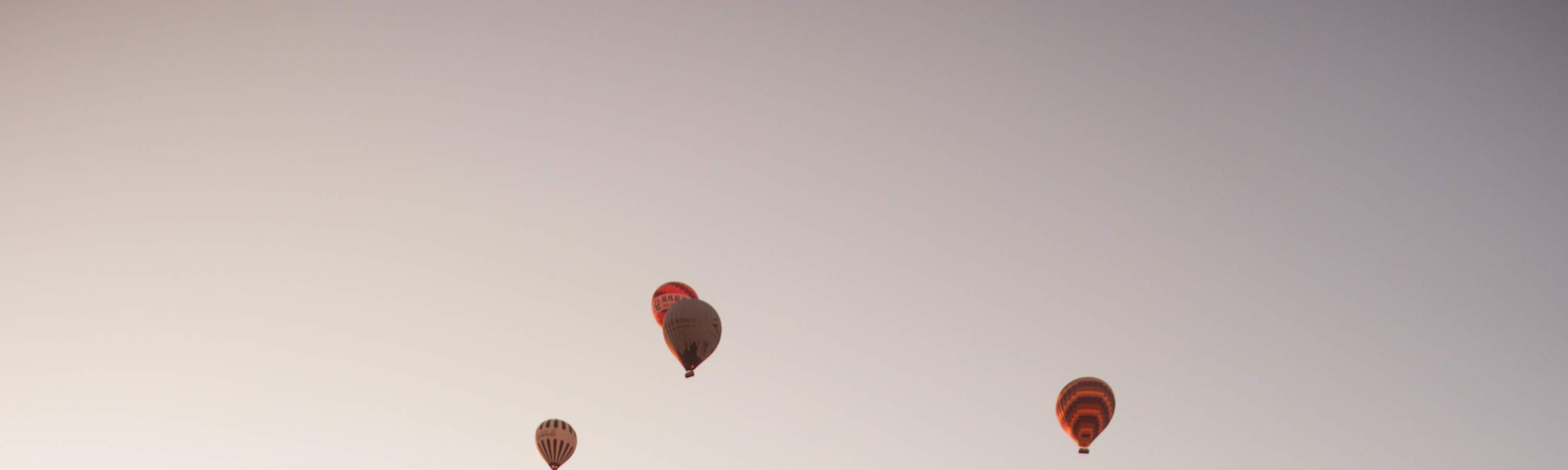 擺出迷人姿勢，讓緞面展現你的獨特魅力