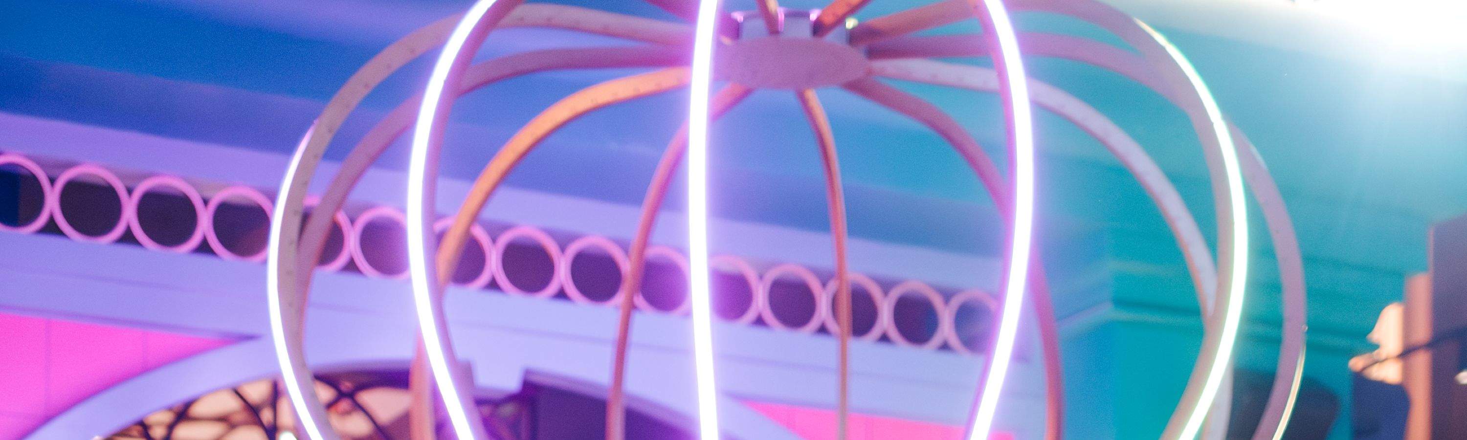 Swingers Crazy Golf ドバイでゴルフ、軽食、ドリンクを楽しもう