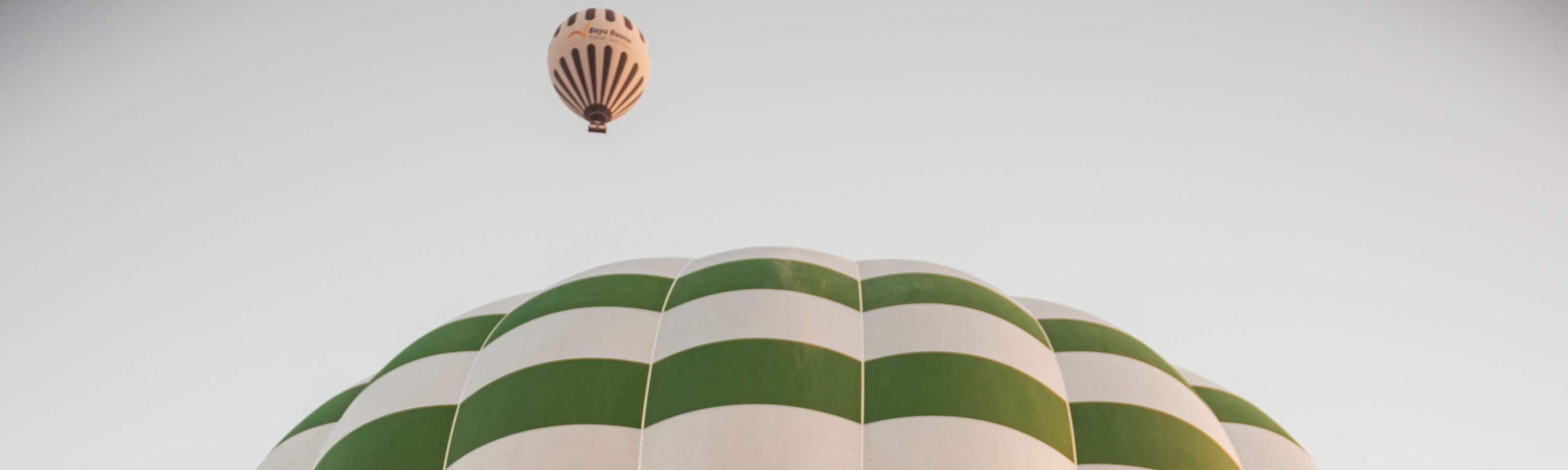 當時尚邂逅美景，絲綢讓每個畫面都令人難忘