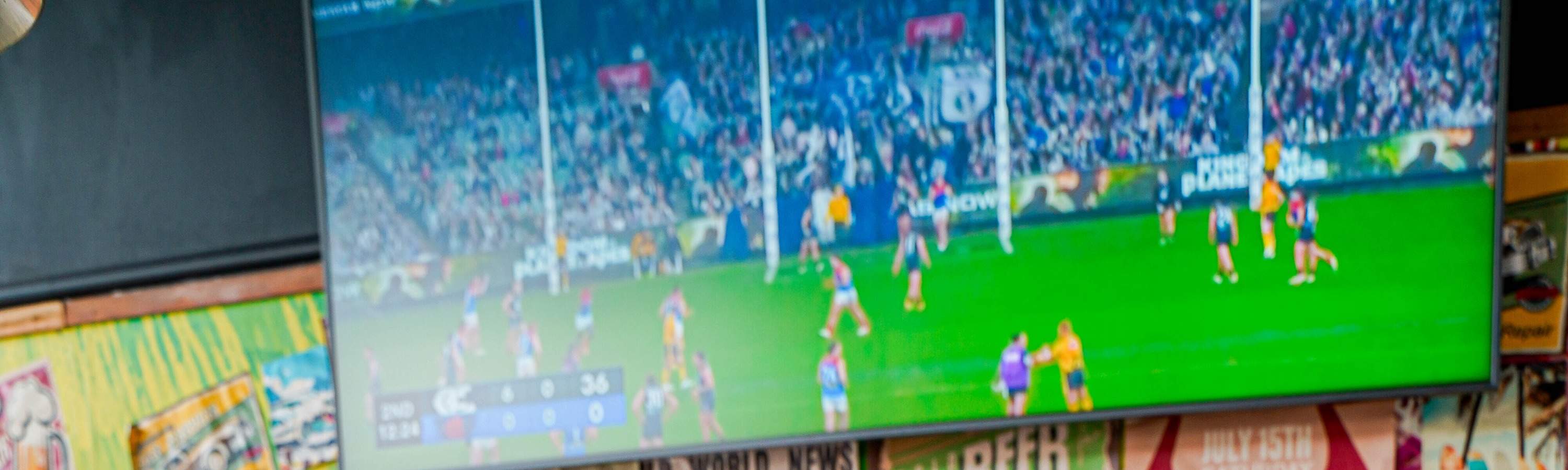 ビキニバーのインテリア - ビリヤード台とテレビ