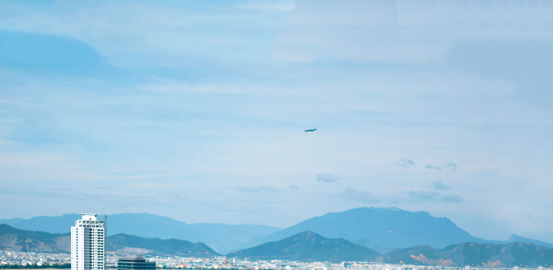 윈덤 다낭 골든 베이 호텔의 인피니티 풀에서 즐기는 플로팅 조식