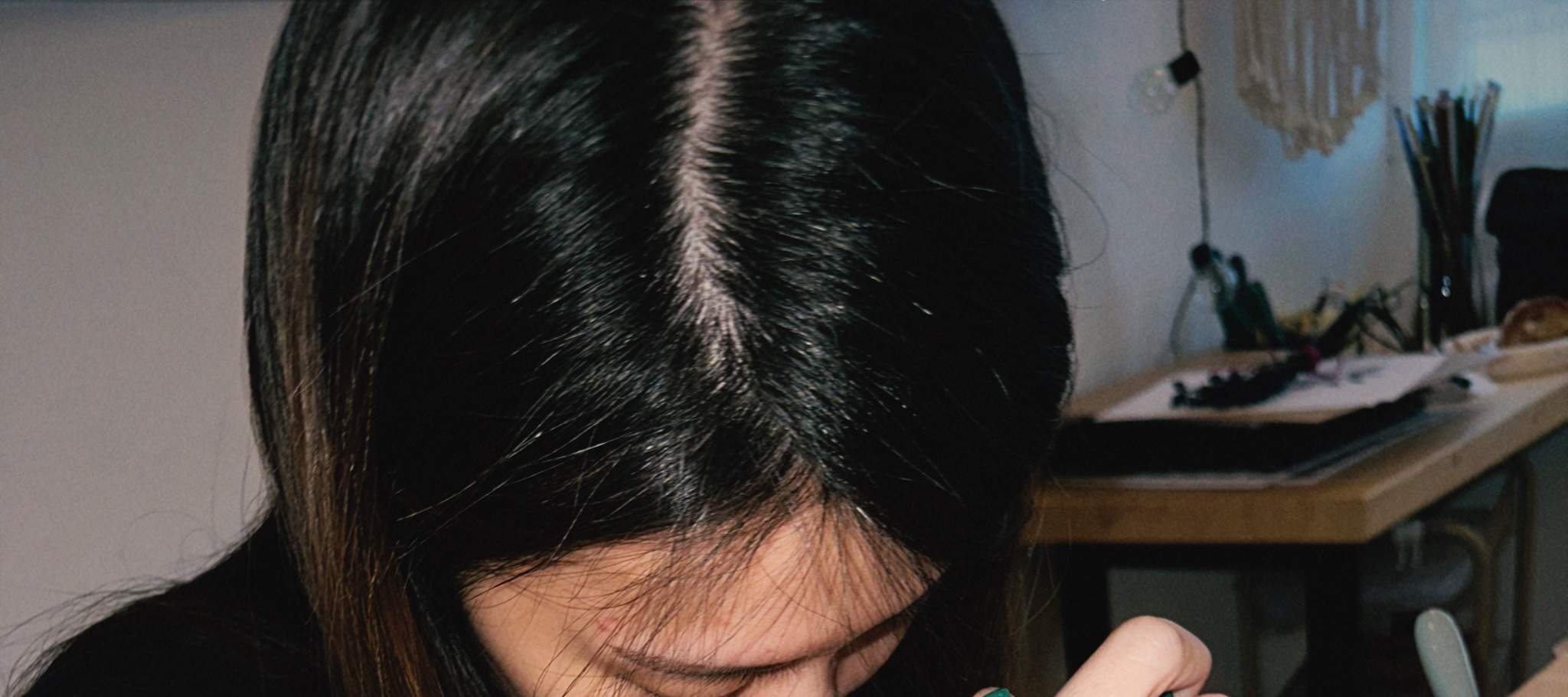 一個女孩正在設計她的霓虹燈