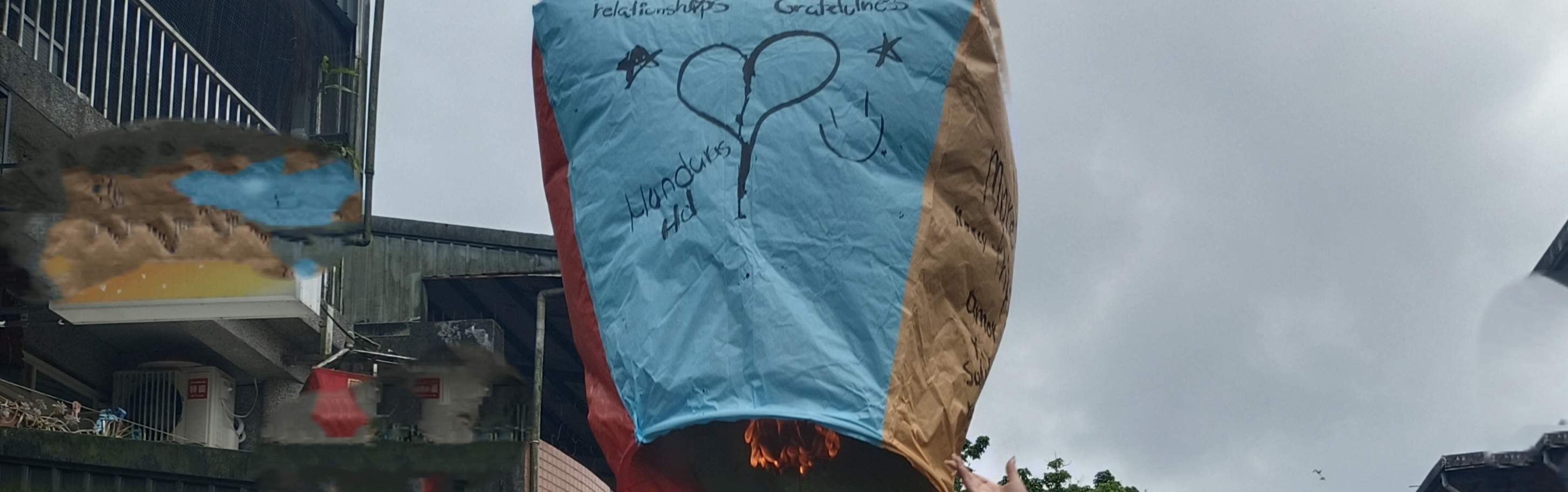 Teman-teman dari Honduras melepaskan lampion terbang di Grandma's Sky Lantern experience.