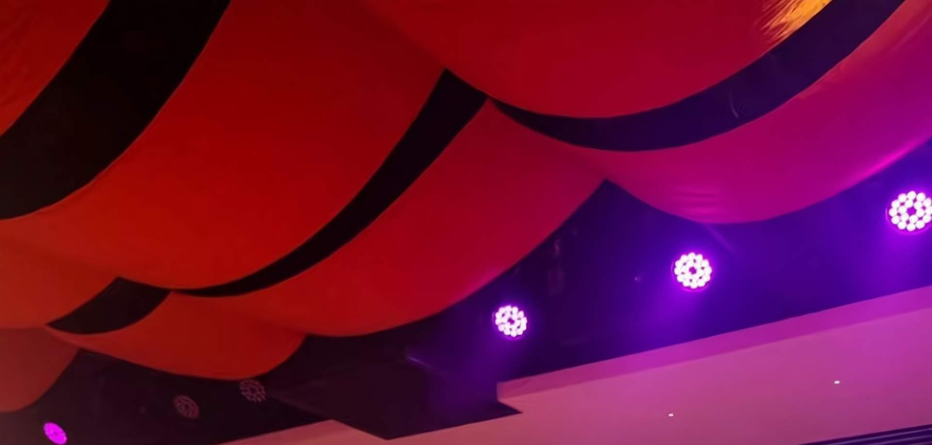 The dancers' water sleeves flutter and fly, matched with the warm yellow lights and soft music of the stage, as if bringing the audience into the court banquet scene of Emperor Xuanzong of Tang and Yang Guifei.