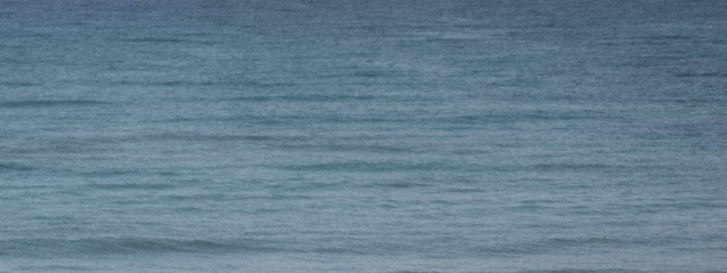 Une séance photo romantique en extérieur avec une vue imprenable sur la mer bleue de Jeju, parfaite pour des souvenirs de pré-mariage.