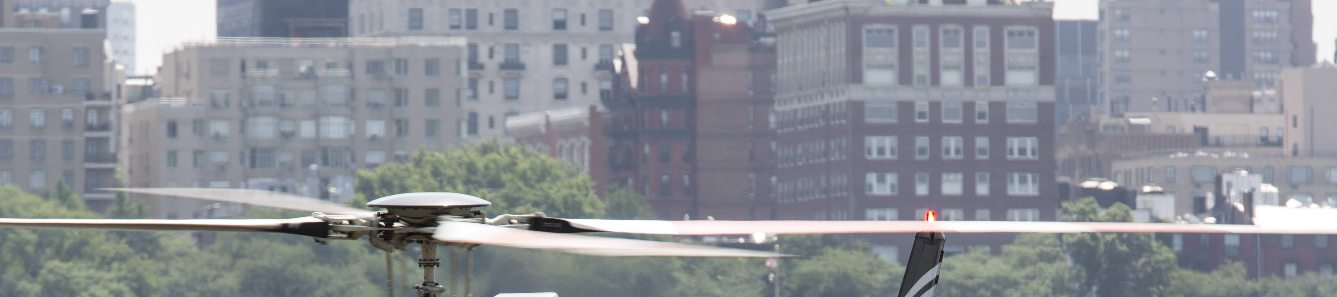 Osserva i passeggeri che salgono a bordo all'eliporto di Downtown Manhattan, pronti per un'emozionante avventura