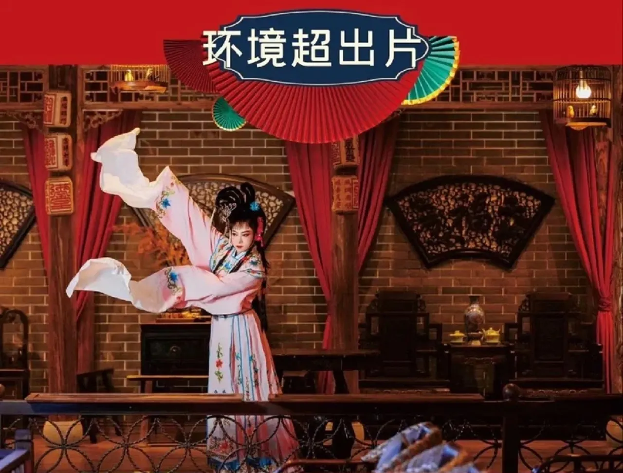 可以换装，拍照更加出片，沉浸其中，感受一回穿越的魅力