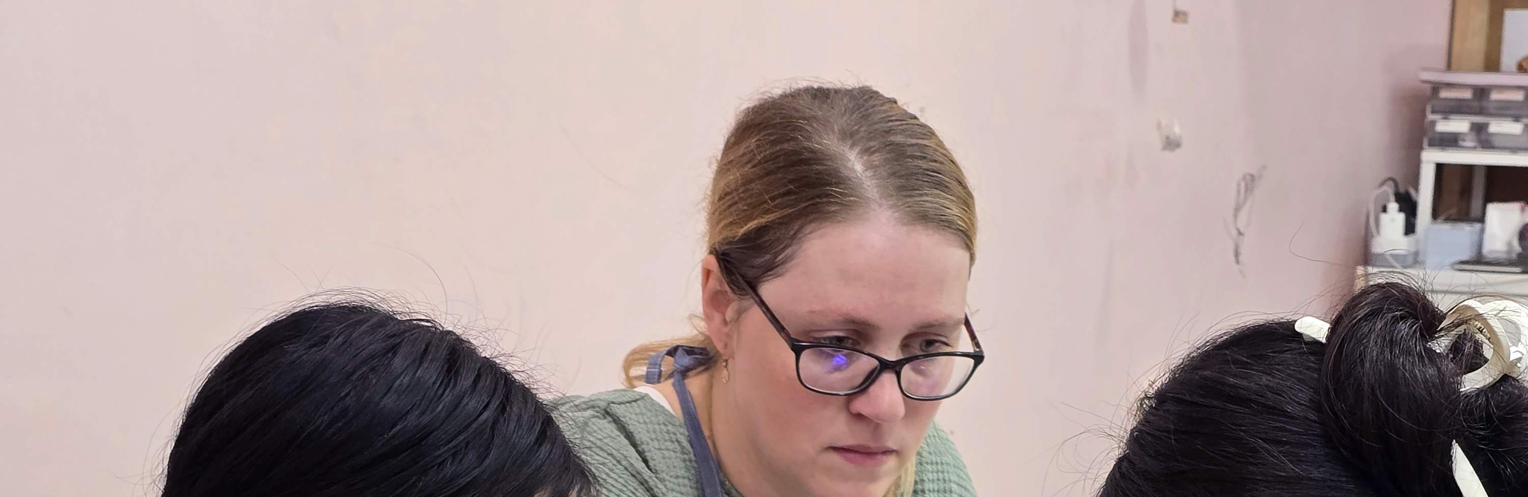 Latihan Alat (Ukiran permukaan): Sebelum mengukir huruf pada permukaan stempel, anda akan mengukir gambar atau pola sederhana di sisi batu untuk melatih penggunaan alat ukir dan merasakan prosesnya.