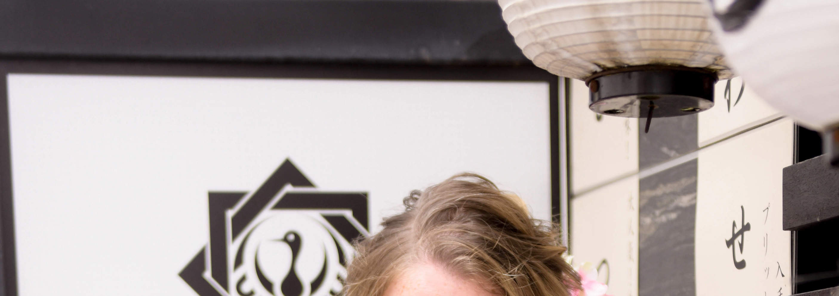 Вы наденете кимоно, и вас сфотографируют в студии или на открытом воздухе.