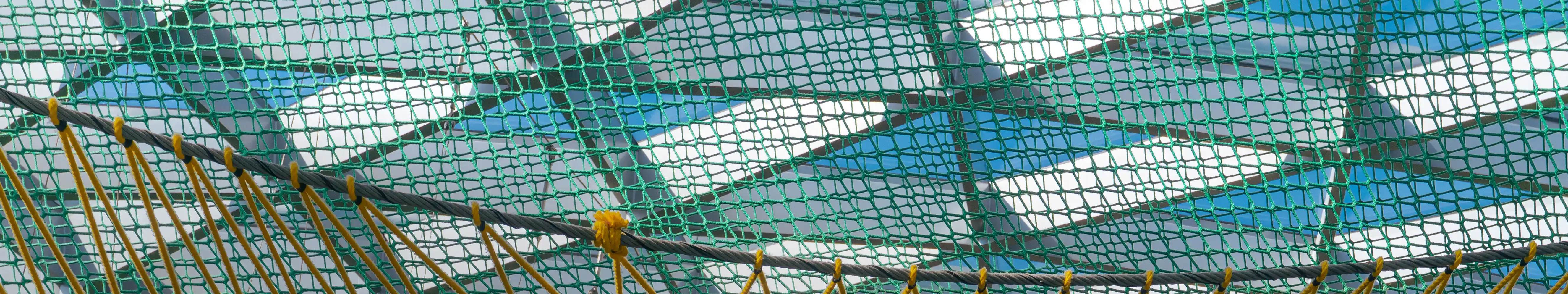 人们在新加坡星耀樟宜步行网（Manulife Sky Nets）