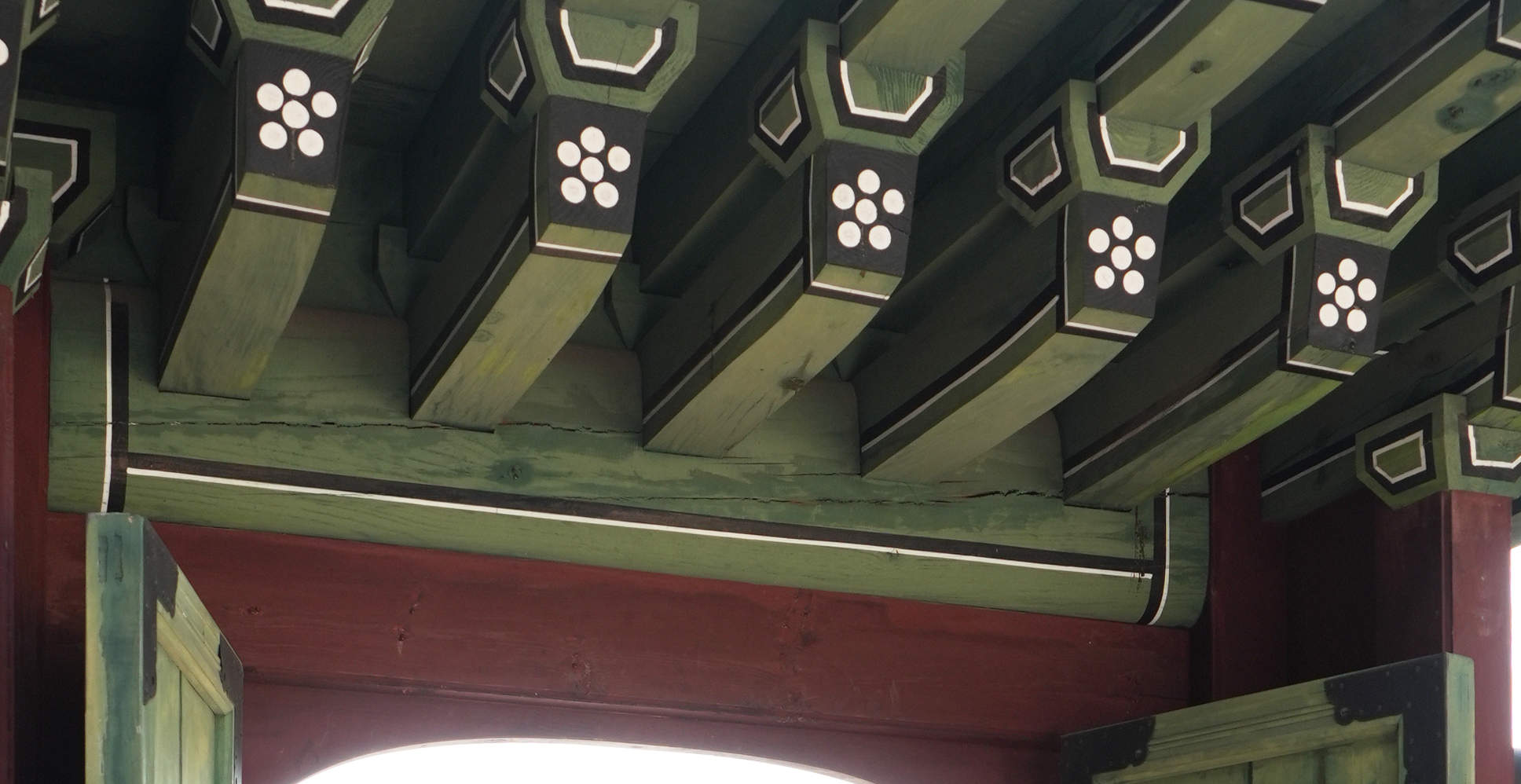 當您踏入宮殿大門的那一刻，時間彷彿靜止。穿上在陽光下閃耀著柔和光芒的粉色韓服，展開如童話故事般的一天。