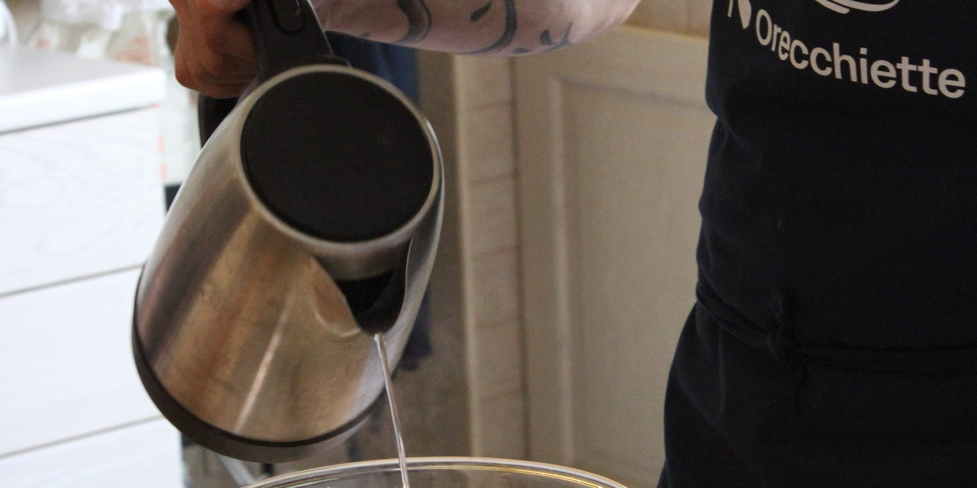 プーリア料理教室 - ダニエレがオレキエッテの作り方を披露