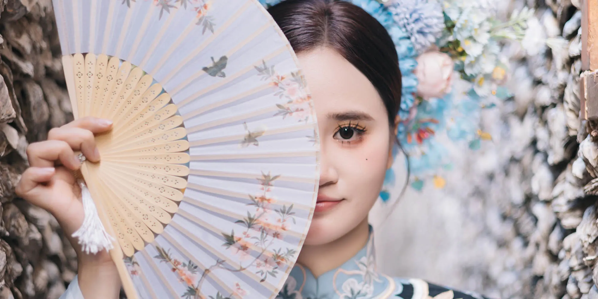 搭配上传统浔埔女服饰，细腻的纹理、精美的图案，尽显古朴典雅