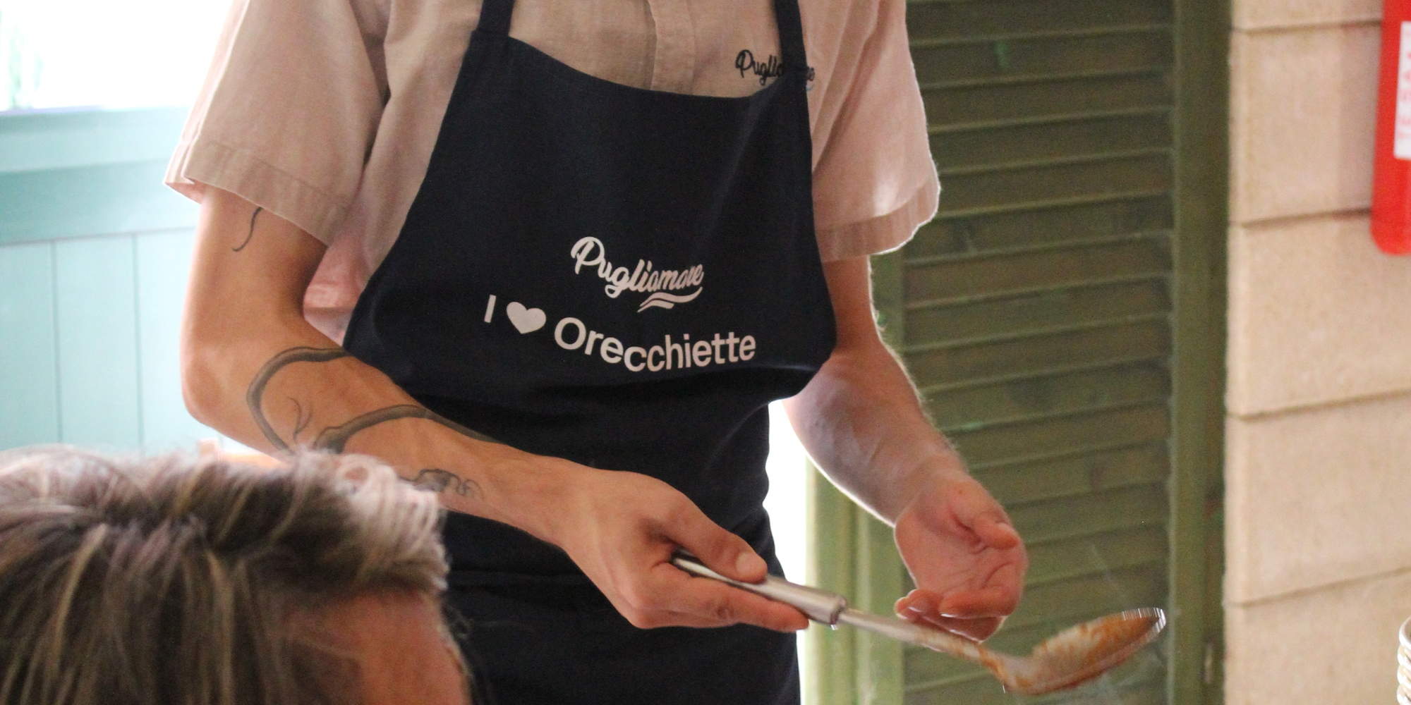 Cours de cuisine des Pouilles - Daniele montre comment faire des orecchiette