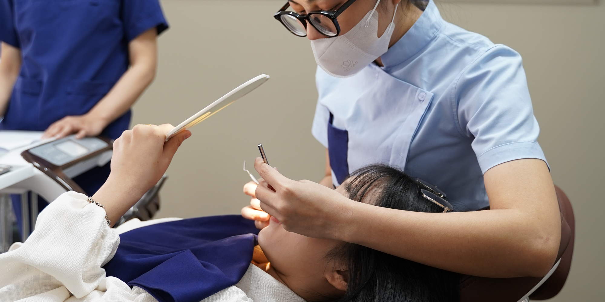 Sobald Ihre Behandlung abgeschlossen ist, zeigen wir Ihnen Ihre Lächeln-Transformation mit einem Vorher-Nachher-Farbtonvergleich. Ein strahlendes, selbstbewusstes Lächeln, sofort in der Klinik bestätigt.