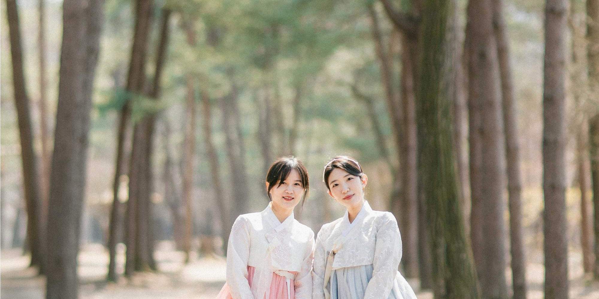 Gambar hanbok di bawah pokok bunga sakura? Sememangnya sesuai untuk dimuat naik di Instagram.
