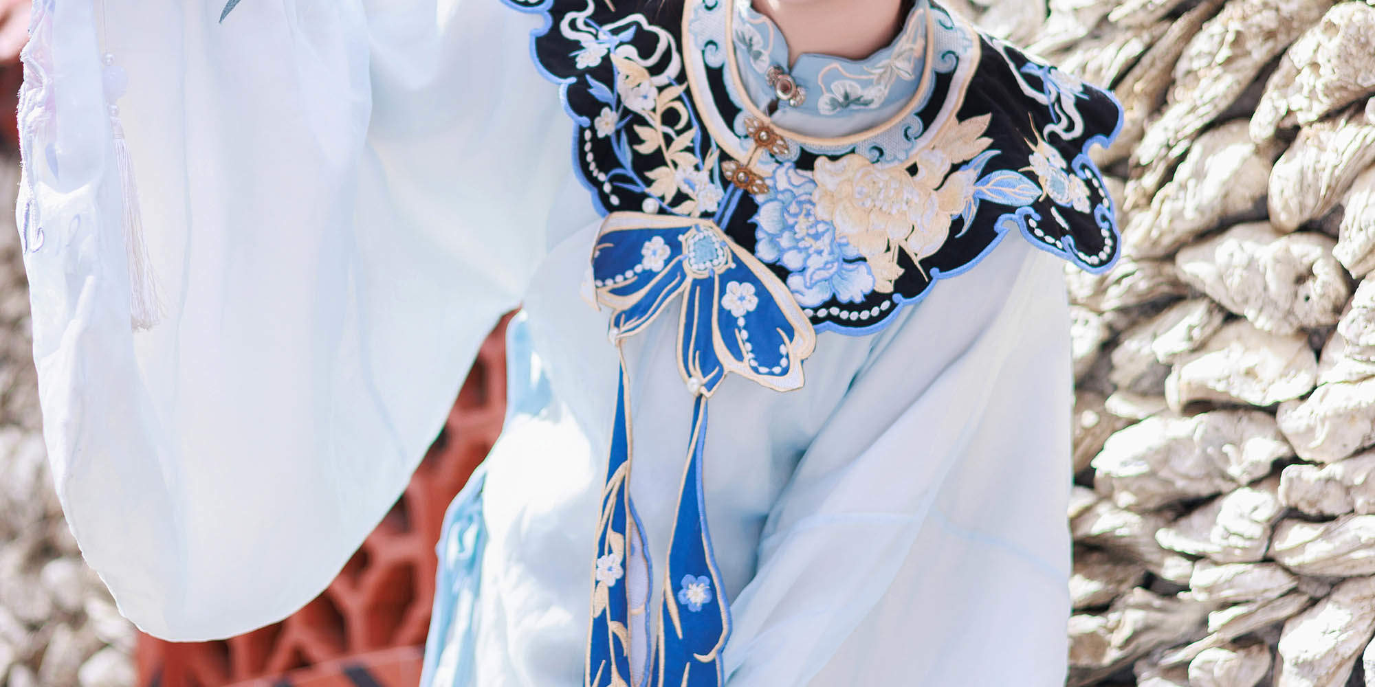 Des fleurs d'épingle à cheveux colorées sont disposées de manière ordonnée, certaines vives et belles, d'autres fraîches et élégantes, chacune portant la romance et le style de la culture de la pêche millénaire du sud du Fujian.