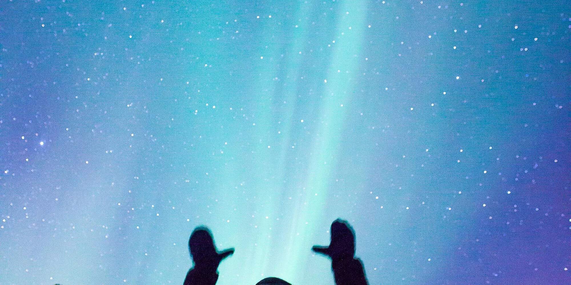 伊纳里湖上乘坐加热雪地摩托车雪橇的北极光之旅