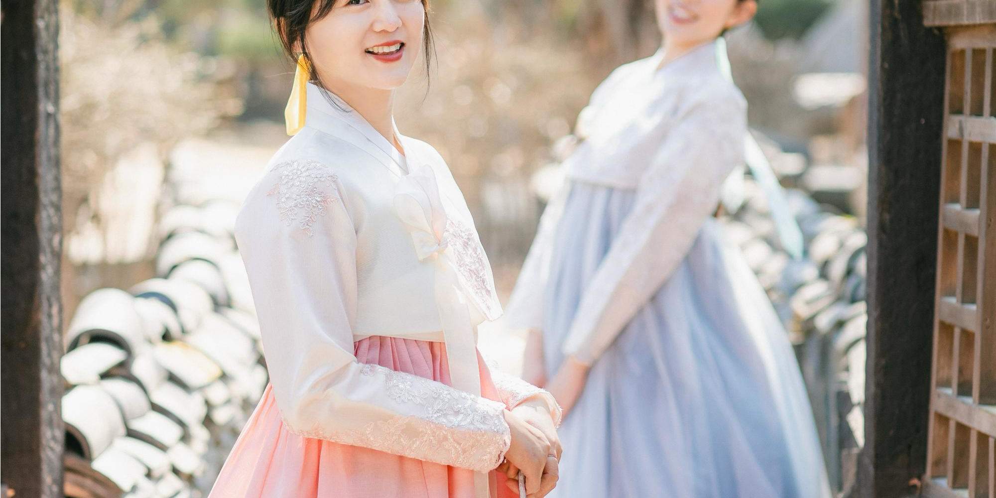 Warna-warna cerah hanbok berpadu sempurna dengan pemandangan musim semi.