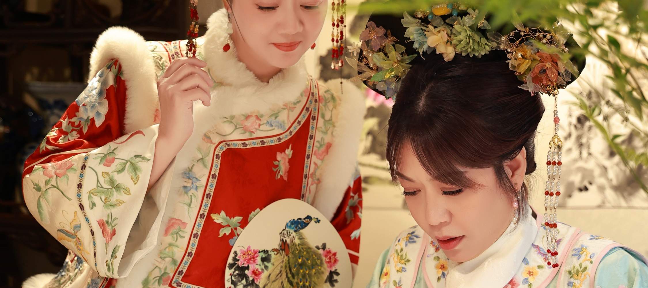 ชุดแต่งกายโบราณสไตล์ราชวงศ์ชิงและน้ำชายามบ่ายสไตล์จีนโบราณ พร้อมฉากถ่ายภาพในร่มสุดพิเศษและประสบการณ์การเขียนพู่กัน - Eatwith