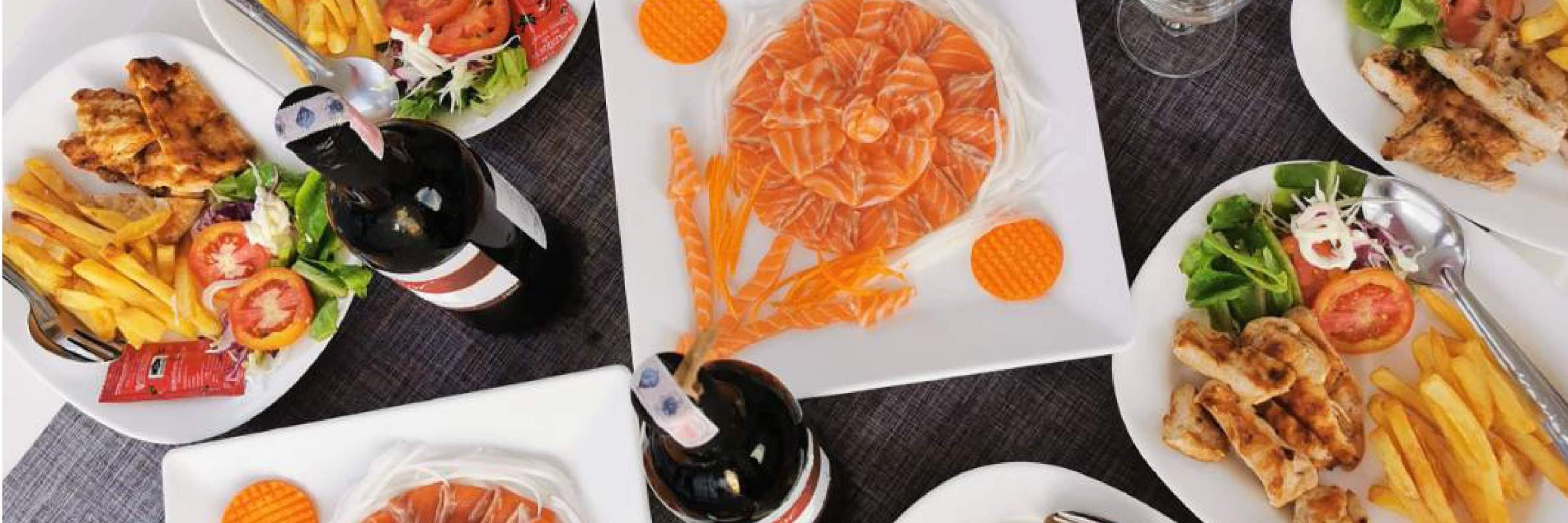 Disfrute de una comida deliciosa y abundante después de medio día de aventuras bajo el mar.