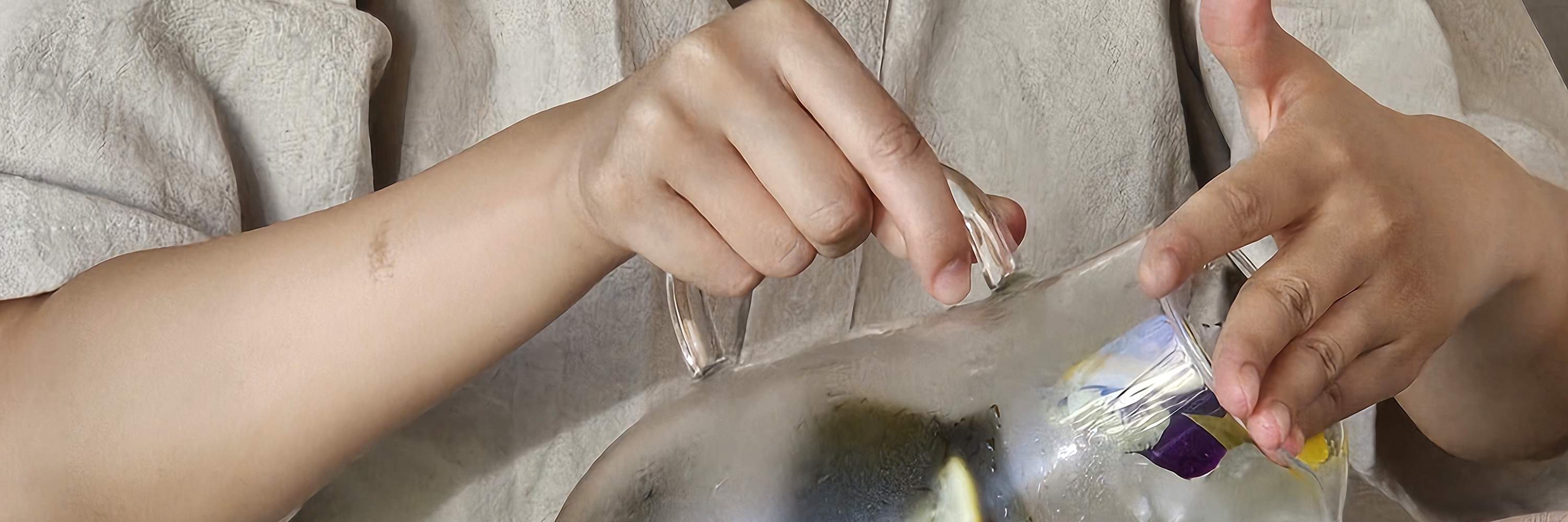 클렌징부터 영양 공급까지, 두피를 활성화하고 건강한 모발로 가꿔주는 코스를 만나보세요.