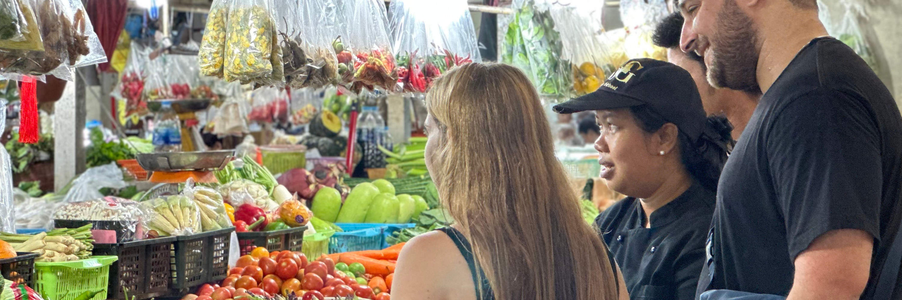 Ikuti tur pasar lokal untuk memilih bahan-bahan segar sebelum memasak.